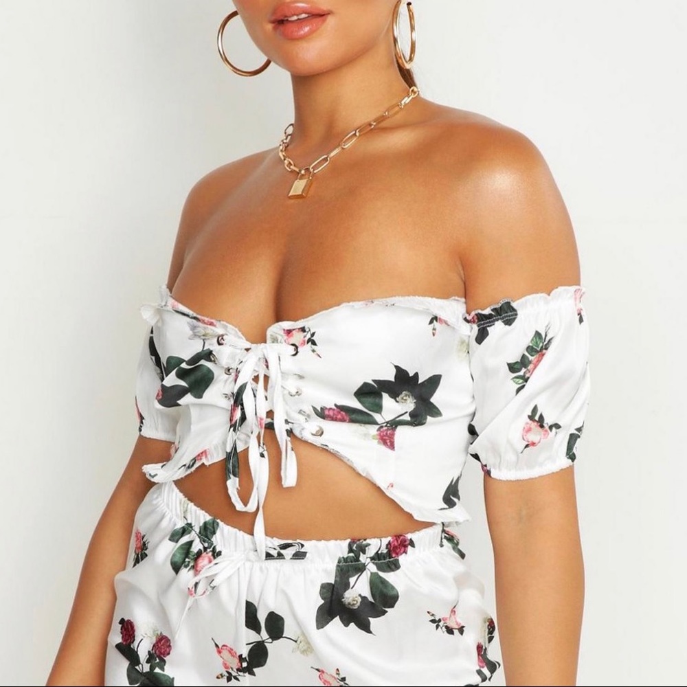 🆕 WHITE FLORAL CORSET CROP TOP🌸